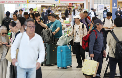 大型連休を前に心躍らせ長野県入り 長野駅・松本駅に観光客ら 下り列車
