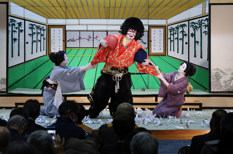 復活40年の節目の熱演、中尾歌舞伎に飛び交うおひねり 伊那市長谷