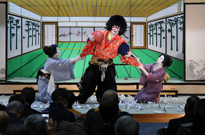 復活40年の節目の熱演、中尾歌舞伎に飛び交うおひねり 伊那市長谷