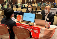 「長野県就活ナビ2027」の合同企業説明会で学生（左手前）と話す採用担当者＝15日、長野市