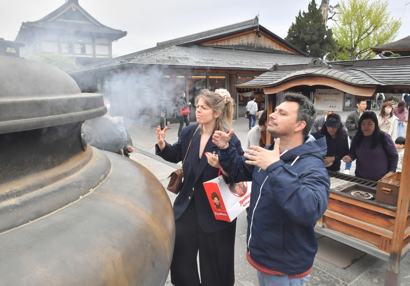 外国人の参拝が急増する長野市の善光寺、宿坊や土産物店の工夫は｜信濃