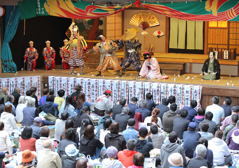 大鹿歌舞伎の一体感｢日本一｣ 春の定期公演に次々おひねり｜信濃毎日