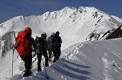 南アルプス・仙丈ケ岳に向けて雪の稜線を歩む「東京みなと山の会」のパーティー＝4月26日午前8時49分