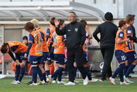 AC長野－マイナビ仙台　試合後に選手たちを迎えるAC長野の広瀬監督