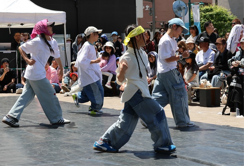 松本市中心地で「まちなかダンスフェス」 信毎メディアガーデン広場で
