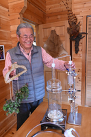 専用の蒸留器を用意し、南信州の草木の香りを提供したいと話す岡田さん