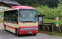 終点のバス停「菅」に停車する車両＝13日、山ノ内町