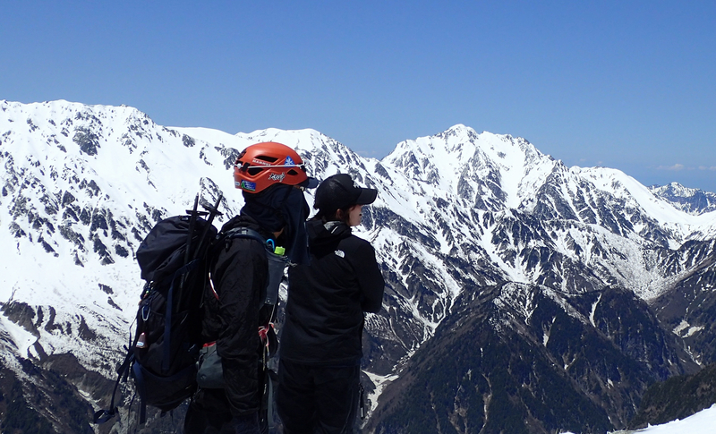 青い空と雪渓のコントラスト」北アルプス針ノ木岳から望む絶景 登山者