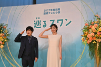 長野県を舞台に制作される新朝ドラ「巡（回）るスワン」の会見でポーズを決める主演の森田望智さん（右）、脚本を担当するバカリズムさん＝421日、東京都渋谷区のNHK放送センター