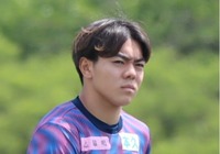 後半戦に入って存在感を高めているAC長野の渡辺（中央）