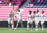 AC長野－C大阪　前半33分、先制ゴールを決めて喜ぶ長野・岩下（左から2人目）
