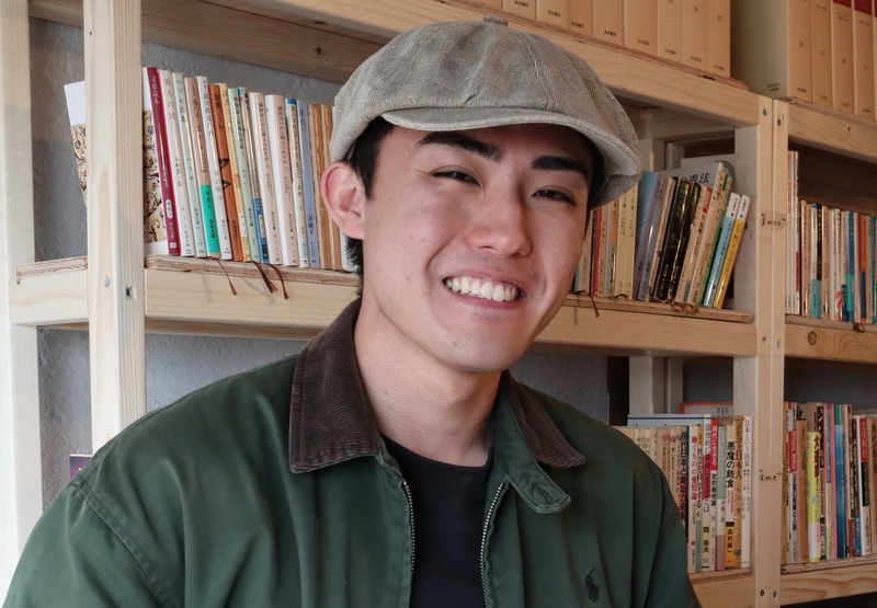 温泉街に古書店開店、読書の新しい楽しみ
