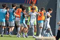 大宮―AC長野　後半40分に決勝点を決め、仲間と喜ぶAC長野・樋口（右から3人目）