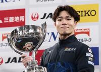 男子個人総合で3連覇し、世界選手権代表に決まった岡慎之助=東京体育館
