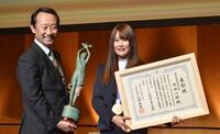 岐阜県民栄誉大賞を受賞し、江崎禎英知事(左)と写真に納まる村瀬心椛選手=17日午後、岐阜市
