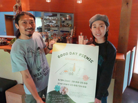 マルシェをアピールする笠井茂真さん（左）と彩夏さん