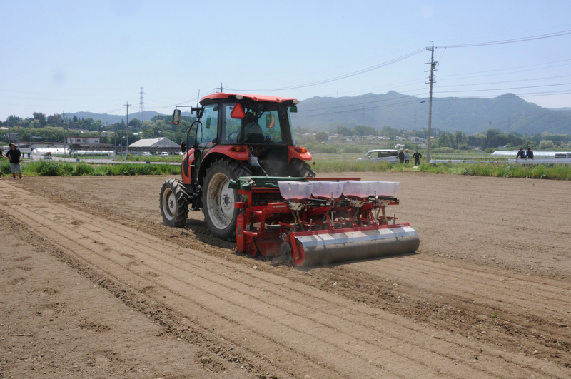 農作業を大幅に減らす「節水型乾田直播」 塩尻市で実証実験|信濃毎日 農作業を大幅に減らす「節水型乾田直播」 塩尻市で実証実験|信濃毎日