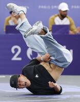 パリ五輪のブレイキン男子で技を繰り出す大能寛飛=2024年8月(共同)
