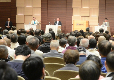 対談する猪瀬直樹氏(正面左から2人目)と石破茂氏(右隣)=4日、長野市のホテルメトロポリタン長野