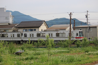事故現場付近を走る長野電鉄の列車＝20日午後4時43分、須坂市小山
