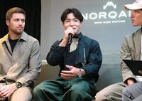 時計ブランドのイベントに出席し、体操の世界選手権への意欲を語る岡慎之助(中央)=21日、東京都内