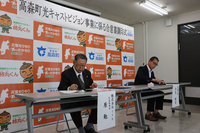 協定に調印する原社長（手前）と壬生町長