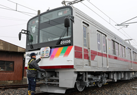 コラボ車両にヘッドマークを付ける職員