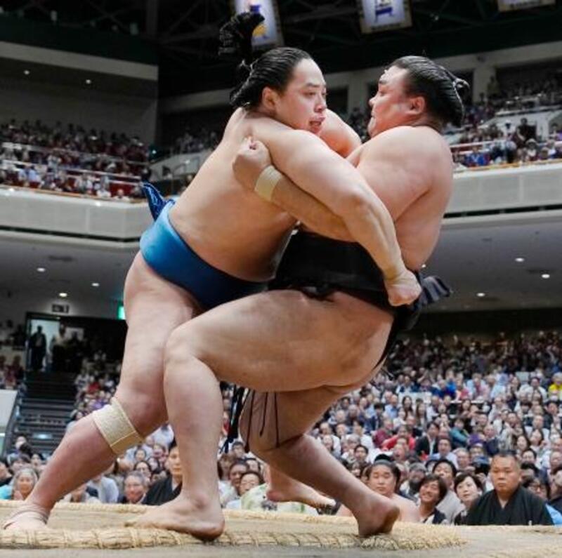 39代木村庄之助が差し違え 立行司に昇進後は初めて｜信濃毎日新聞