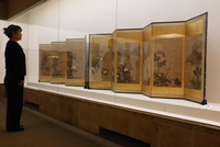季節の花や鳥が描かれた「花鳥図押絵貼屏風」などを展示する企画展