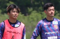 並んでミニゲームを観察するAC長野の樋口（左）と藤川