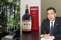 駒ヶ根市のくらすわの森（2024年撮影）と養命酒製造の主力製品「薬用養命酒」、養命酒製造（駒ケ根市）の田中英雄社長