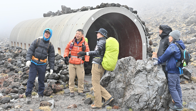 噴火警戒レベル引き下げ､浅間山に登山者の姿 ｢3年間待ったかいがあった