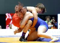 女子76キロ級で優勝した鏡優翔(手前)=駒沢体育館