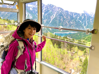 立山ロープウェイに乗る村井美樹さん。乗り物に乗るだけで絶景を味わえるのが立山黒部アルペンルートの魅力です（村井さん提供）