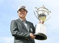 　通算15アンダーでツアー初優勝を果たした細野勇策＝蒲生GC