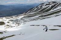 開山祭を前に、登山道を覆う雪を削って道を作る小林正直さん＝14日、北ア乗鞍岳の肩ノ小屋近く