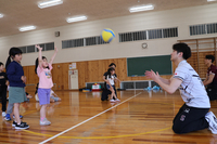 児童とパスの練習をする難波選手（右から2人目）と一条選手（右）