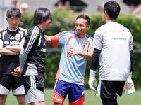 　サッカーW杯北中米3カ国大会に向けた合宿で笑顔を見せる長友佑都（右から2人目）＝25日、千葉市内