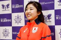 報道陣の取材に応じるフィギュアスケート女子の千葉百音選手=25日、仙台市の東北高