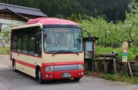 終点のバス停「菅」に停車する車両＝山ノ内町