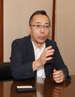 くらすわ事業拡大へ意気込みを語る山田社長＝27日、岡山県鏡野町