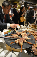 信州産熊肉の串焼き（手前）などを味わった自民党の「ジビエ情報交換会」＝28日、東京都渋谷区