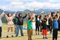 南アルプスを背に合唱を披露する上村小と和田小の児童