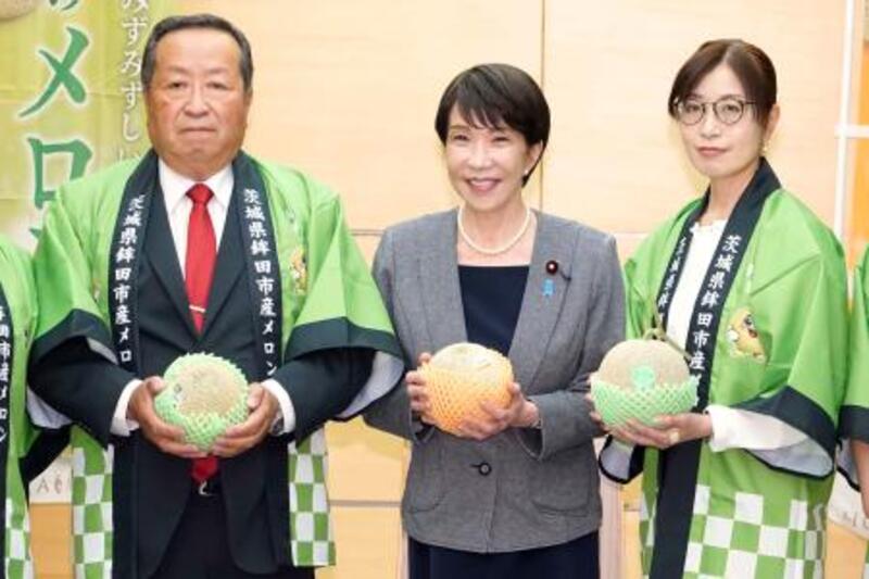高市首相「茨城メロン世界に」 笑顔で試食、生産者を激励｜信濃毎日
