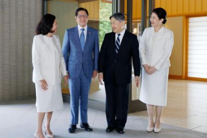 昭和レトロモダンビンテージ奄美大島最後にいらした天皇陛下御夫妻日の丸国旗 両陛下、比大統領夫妻とお別れ 皇居・御所であいさつ｜信濃毎日新聞
