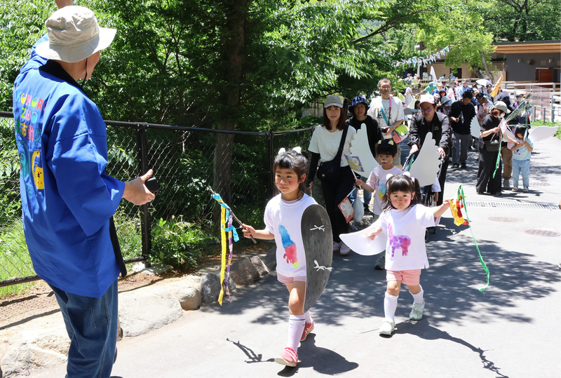 小諸市動物園で子どもたちが楽しむTシャツパレード