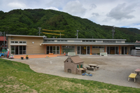 高遠北おやまの保育園の新園舎。保護者らの声を踏まえ、地元産木材が多く使用されている＝5月28日