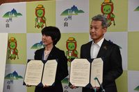 協定書を持つ伊藤社長（右）