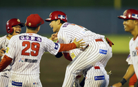 5月27日の神奈川戦でサヨナラ勝ちして喜ぶ信濃の選手たち