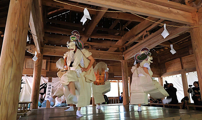下諏訪出身の赤羽根一司さんの作品展 青木村郷土美術館で、水墨画の